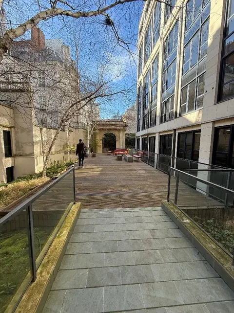 La cour intérieure de l'immeuble : un site en exploitation, enclavé, aux accès contraints.