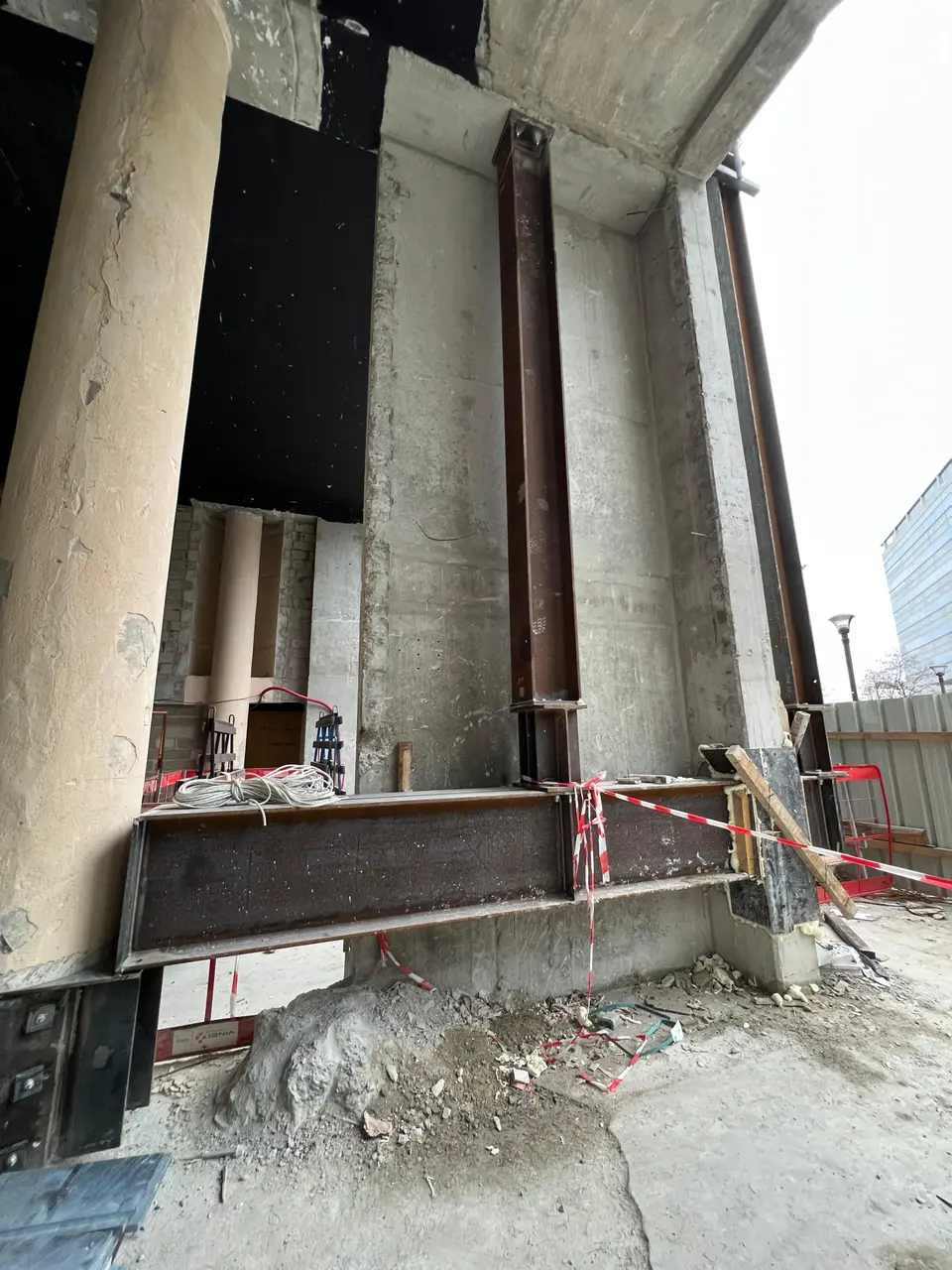 Vue rapprochée du dispositif de renfort de poteau — profilés métalliques solidarisés au béton existant.