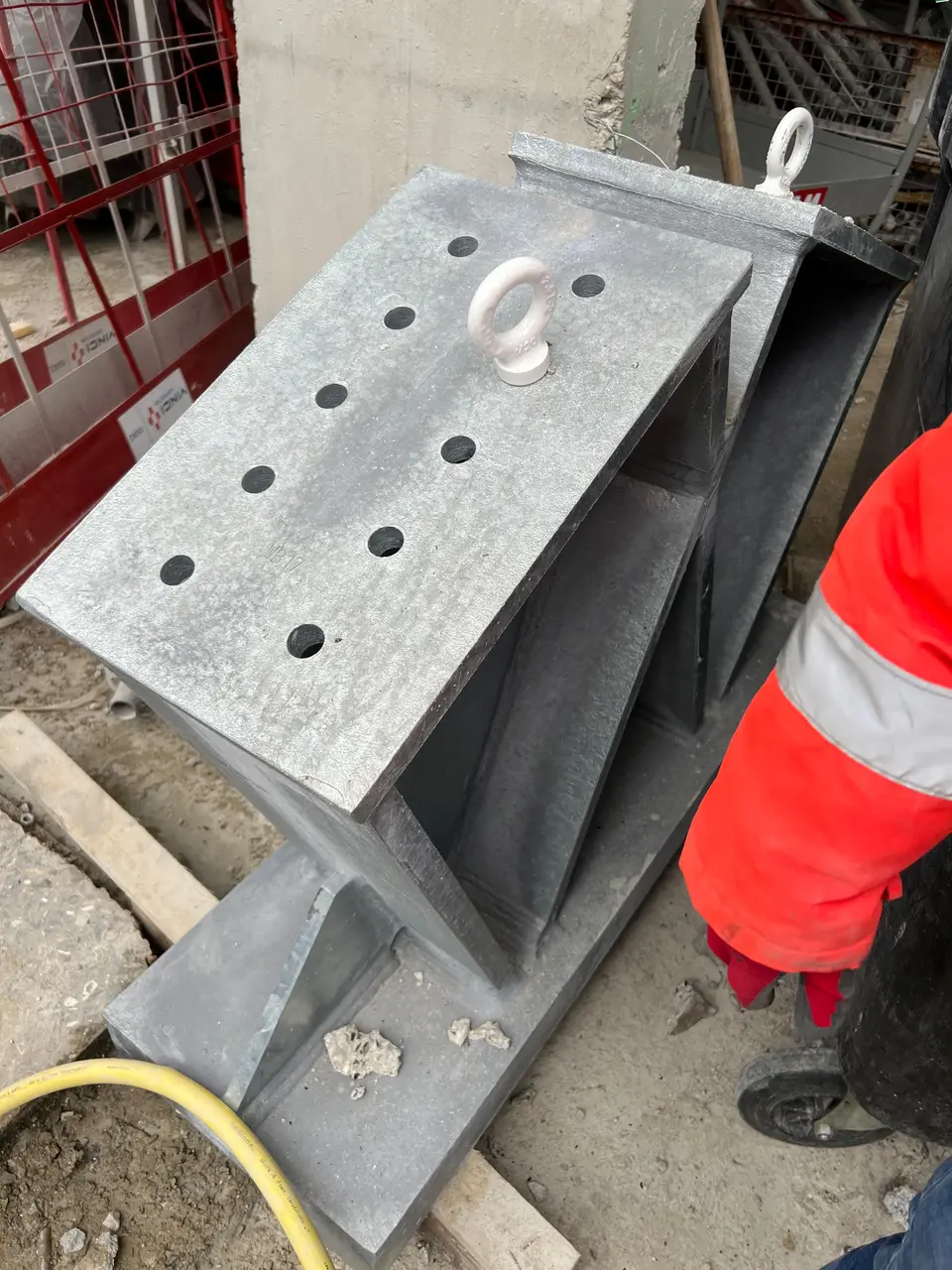 Platine d'appui perforée pour ancrages — pied de renfort métallique.