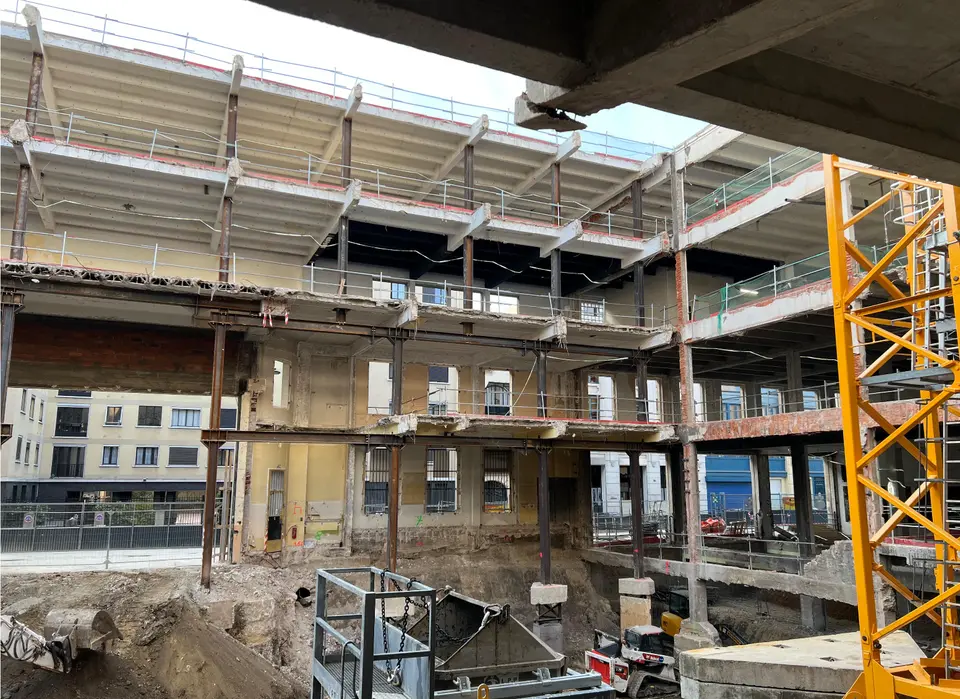 Façades intérieures conservées et niveaux repris en sous-œuvre pendant le terrassement.