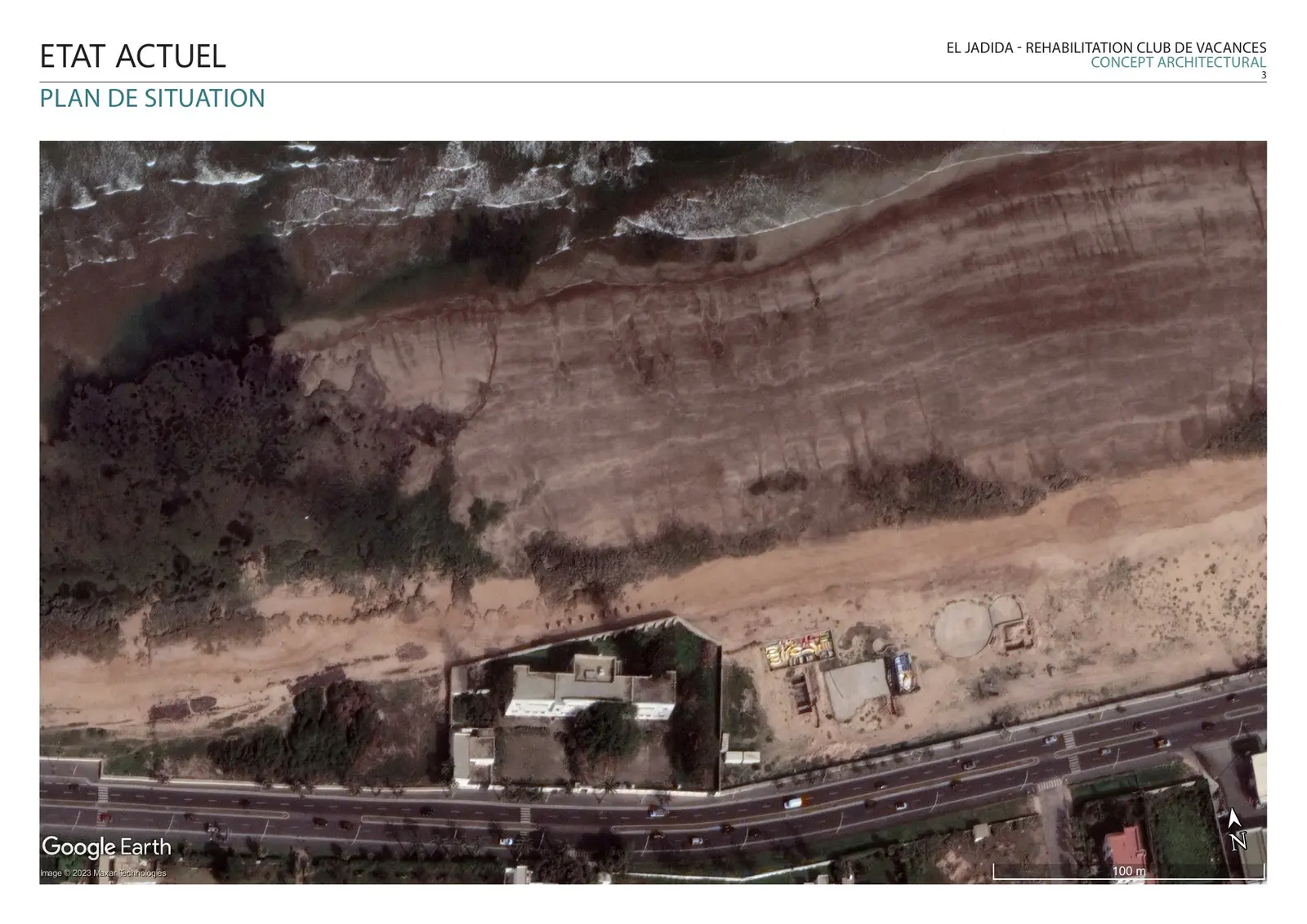 Plan de situation (Google Earth, 2023) — Le bâtiment est visible en bas au centre, immédiatement en retrait du littoral atlantique. Cette proximité de la mer génère des charges de vent particulièrement élevées.