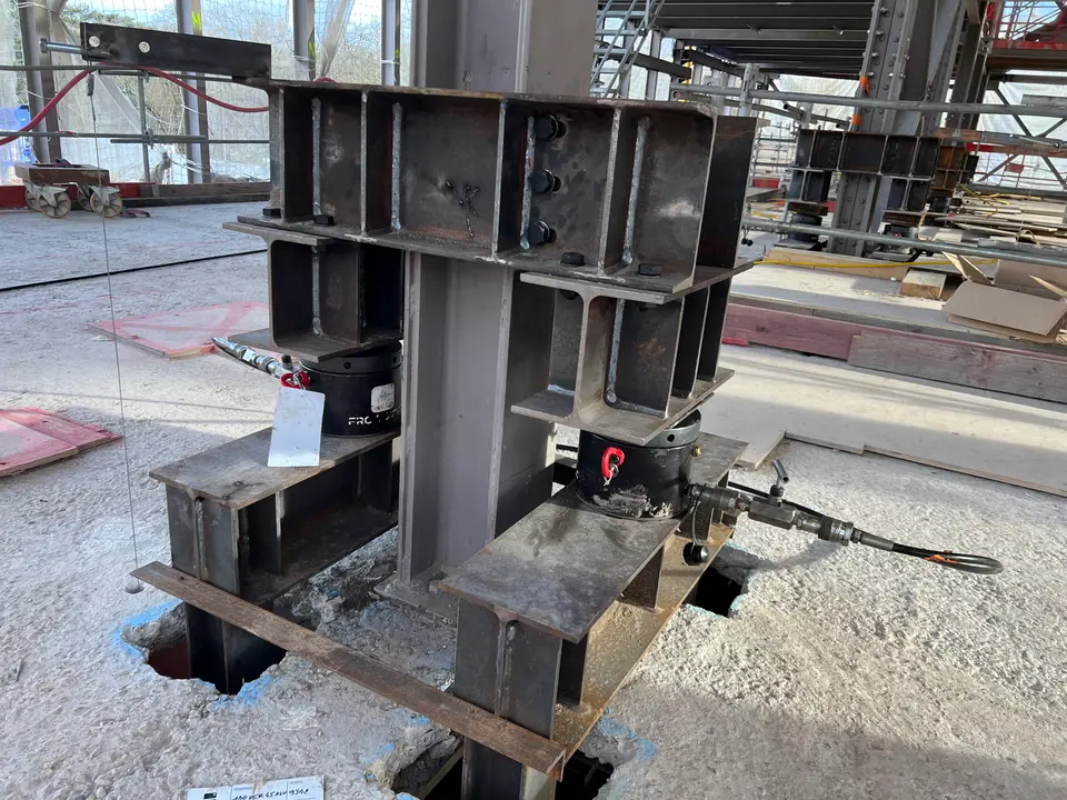Dispositif de vérinage sur appuis provisoires — vérins hydrauliques en attente sous poteau.