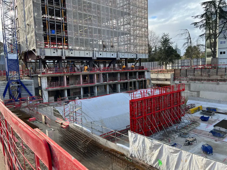 Nœud structurel charpente métallique / poteau béton armé, vue depuis l'intérieur du niveau repris.
