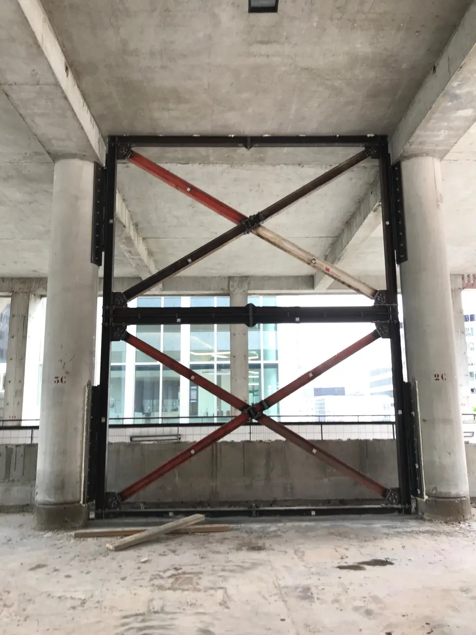 Palée de contreventement métallique provisoire en croix de Saint-André, entre deux poteaux existants repérés 5C et 2C.
