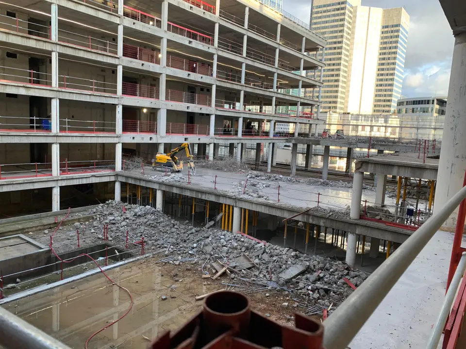 Travaux de démolition partielle en cours, avec maintien des éléments porteurs étayés.