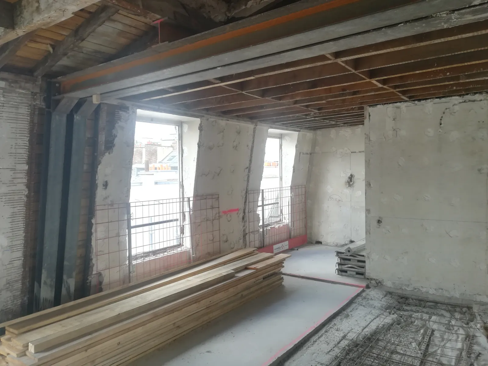 Renfort de plancher en cours — poutre métallique et solives, rue de Richelieu (Paris 2ᵉ), 2019.